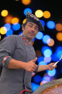 Cocinero Roberto Espeso preparando paella en un evento popular