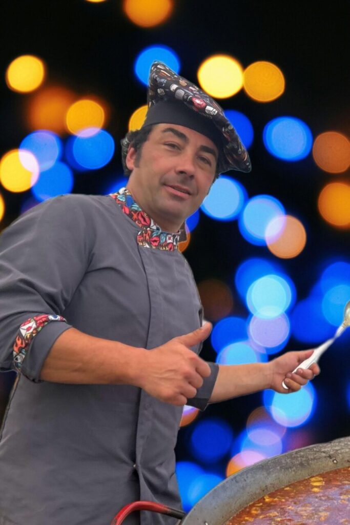 Cocinero Roberto Espeso preparando paella en un evento popular