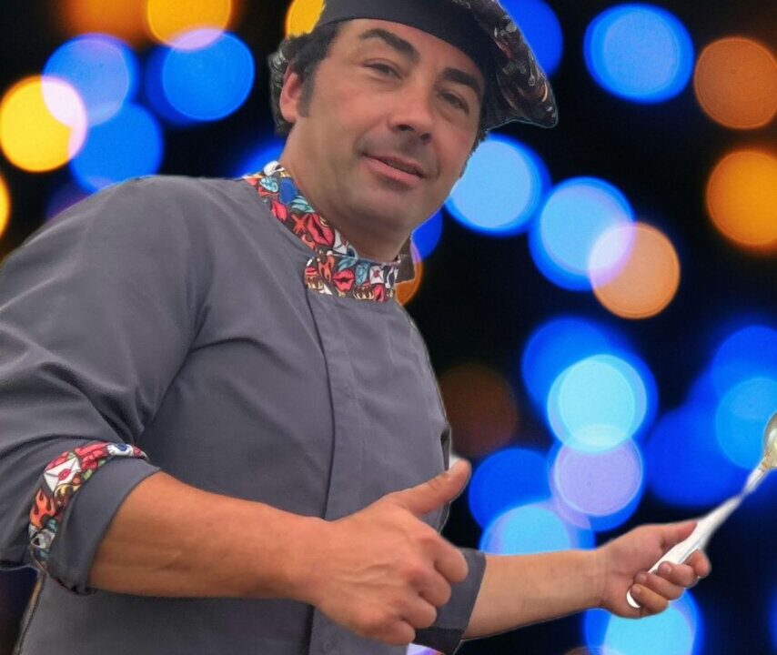 Cocinero Roberto Espeso preparando paella en un evento popular