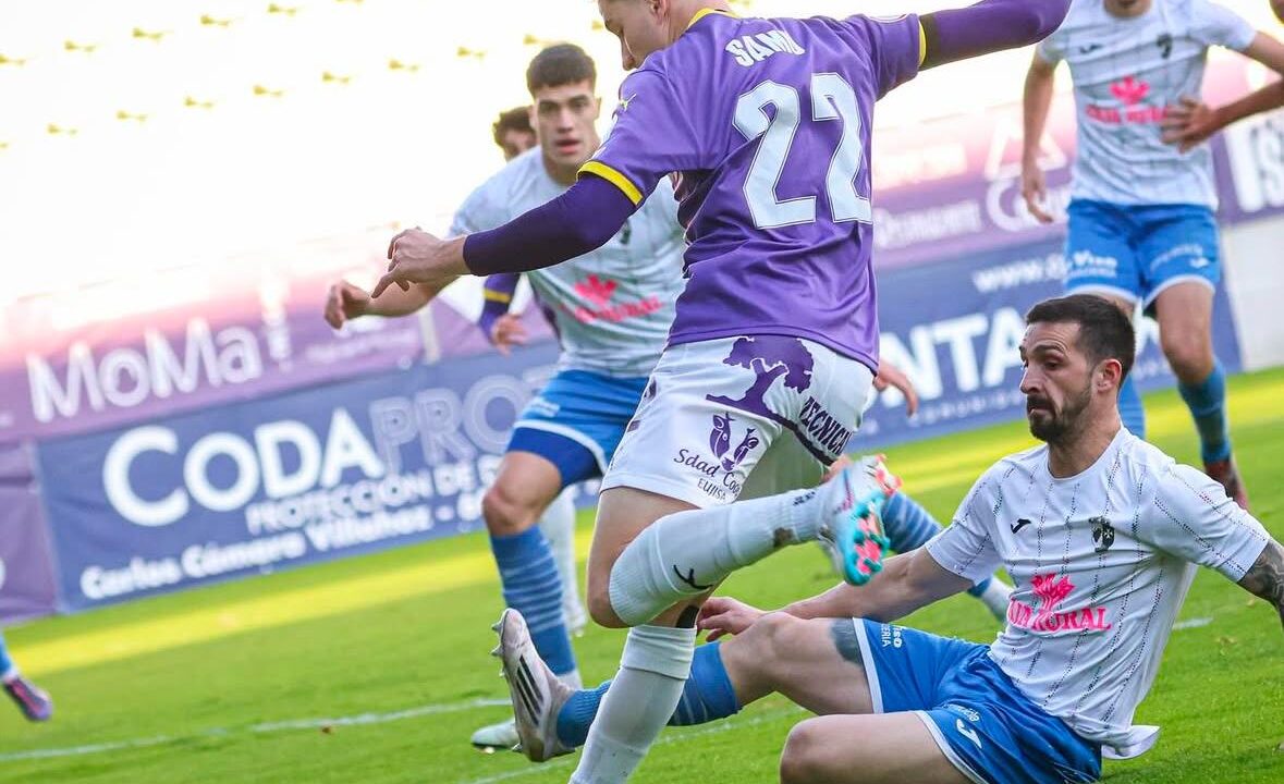 Samu Aparicio del Palencia CF en acción durante un partido contra Villaralbo.