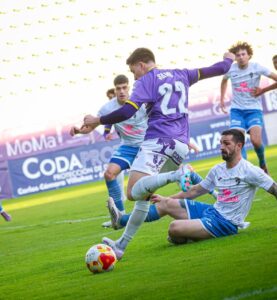 Samu Aparicio del Palencia CF en acción durante un partido contra Villaralbo.