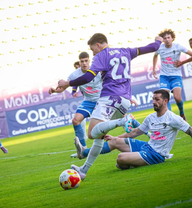 Samu Aparicio del Palencia CF en acción durante un partido contra Villaralbo.