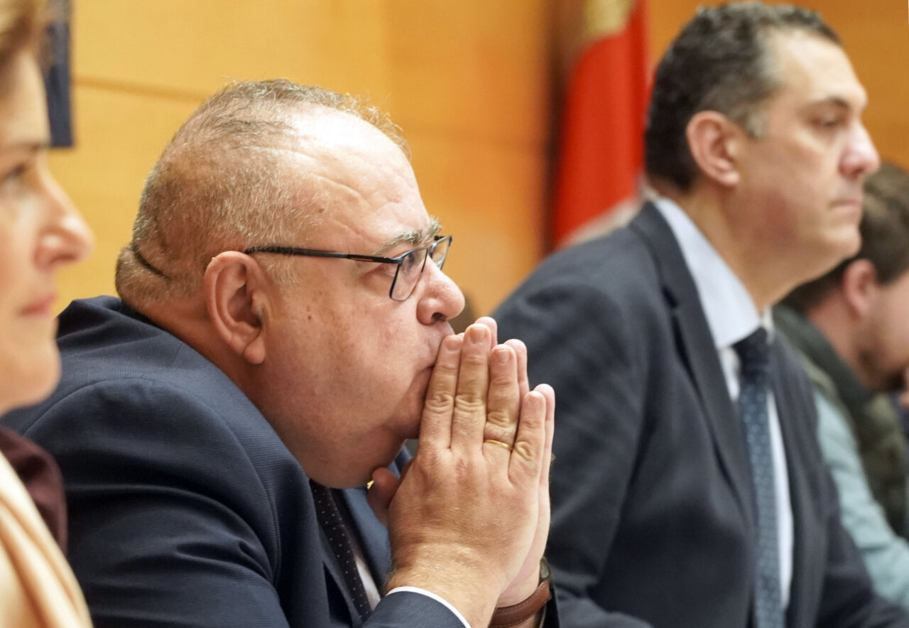 Reunión sobre el nuevo Centro de Salud de Venta de Baños con participantes atentos.