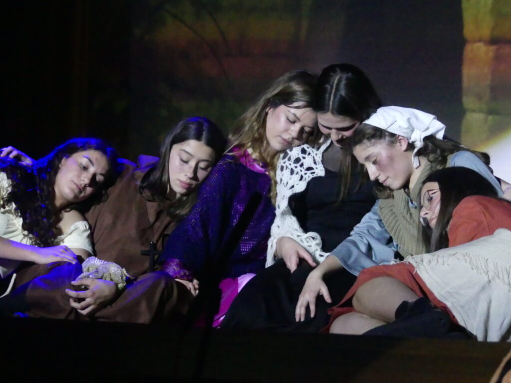 Actrices del grupo de teatro La Salle en la obra Semillas de libertad
