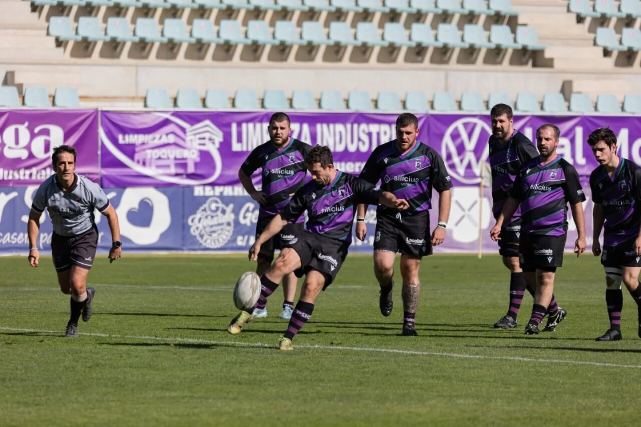 Jugadores del Silicius PRC en acción durante un partido de rugby