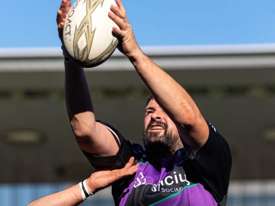 Jugador del Silicius PRC lanzando un balón de rugby en un partido