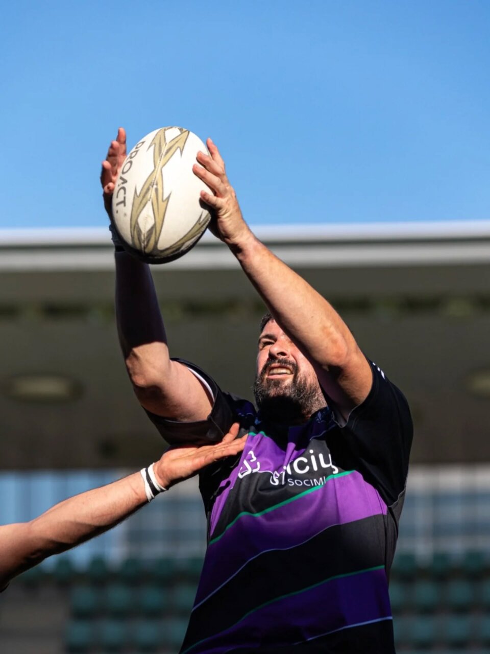 Jugador del Silicius PRC lanzando un balón de rugby en un partido