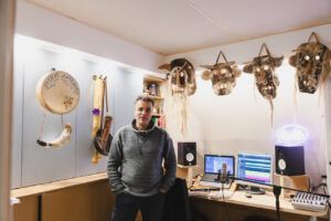 Samuel Villarrubia en su estudio con instrumentos y máscaras tradicionales