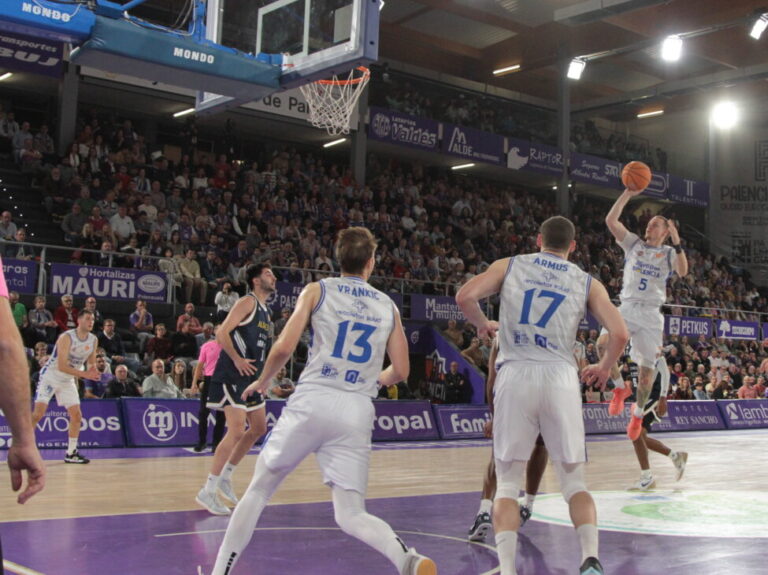 Jugador del Súper Agropal lanzando a canasta durante un partido de baloncesto