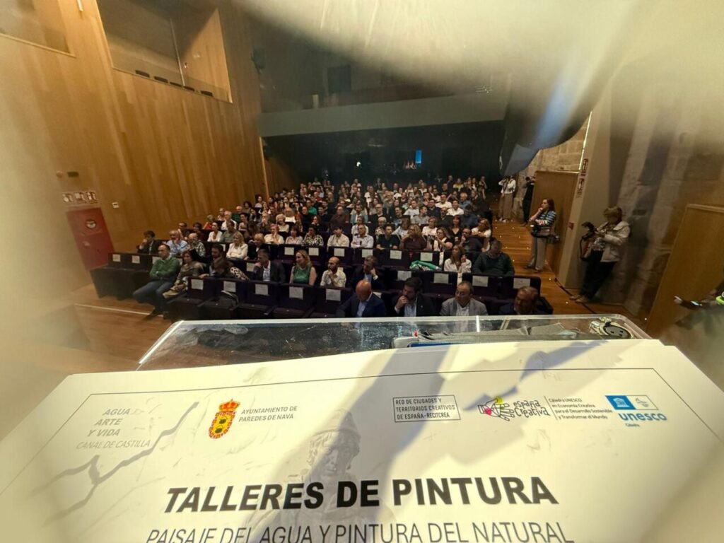 Vista del público en un taller de pintura en el Centro de Artes Escénicas.