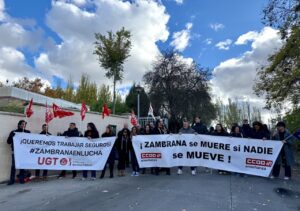 Protesta de trabajadores del Zambrana con pancartas y banderas rojas.