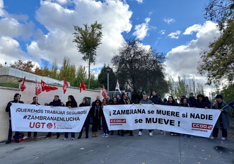 Protesta de trabajadores del Zambrana con pancartas y banderas rojas.