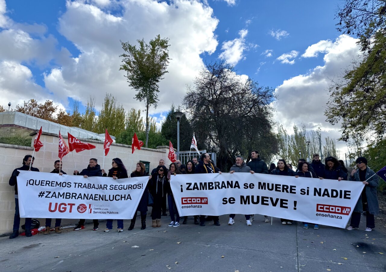 Protesta de trabajadores del Zambrana con pancartas y banderas rojas.