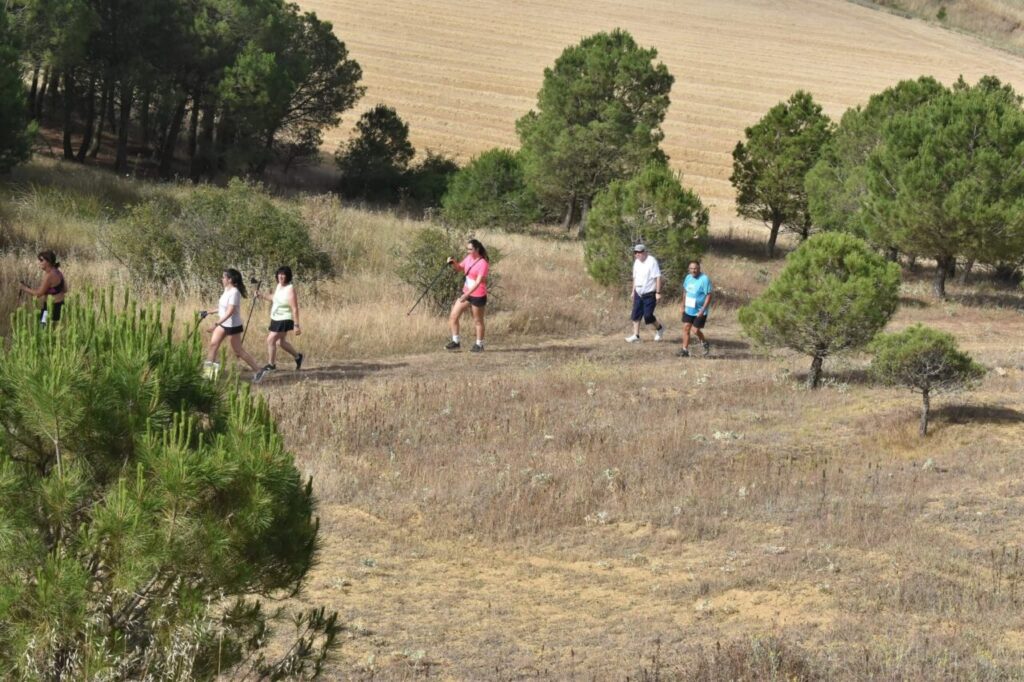Participantes corriendo en el III Trail Solidario Trijonero en Paredes de Nava