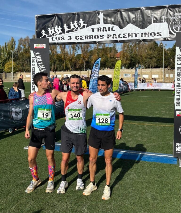 Tres corredores posando tras finalizar el Trail Tres Cerros Palentinos.