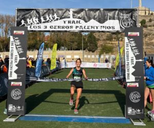 Atleta cruzando la meta en el Trail Tres Cerros Palentinos