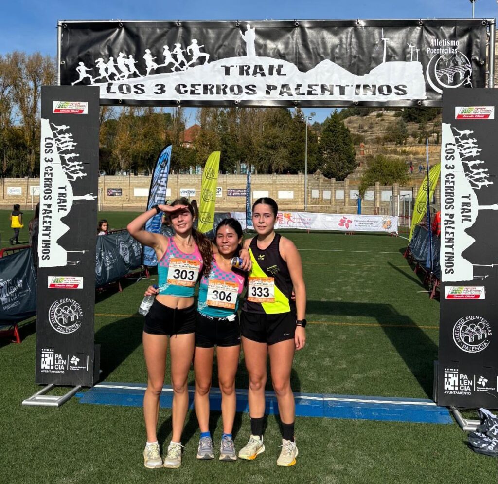 Tres atletas posando en la meta del Trail Tres Cerros Palentinos