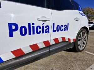 Vehículo de la Policía Local en Palencia con detalles visibles.