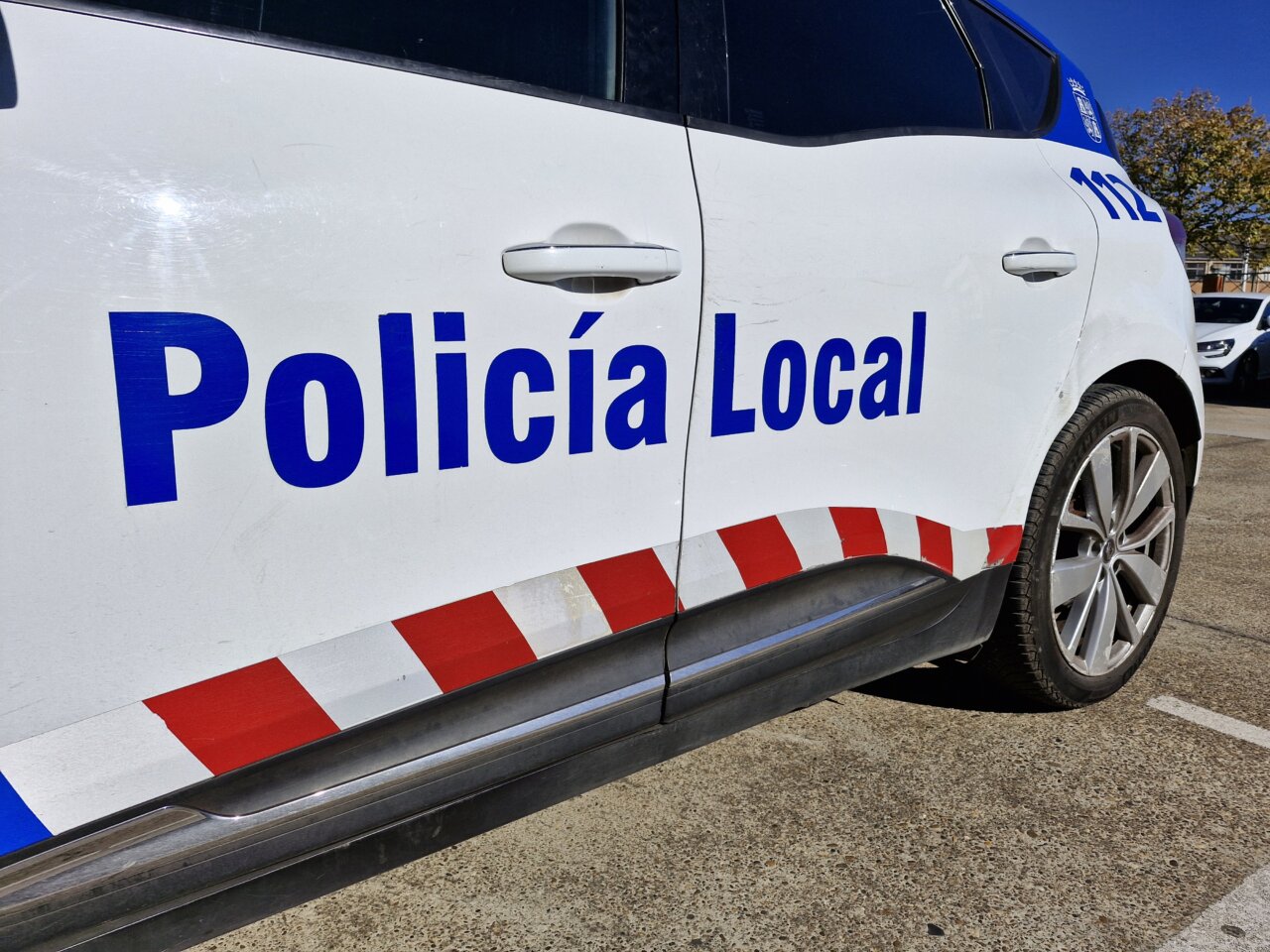 Vehículo de la Policía Local en Palencia con detalles visibles.