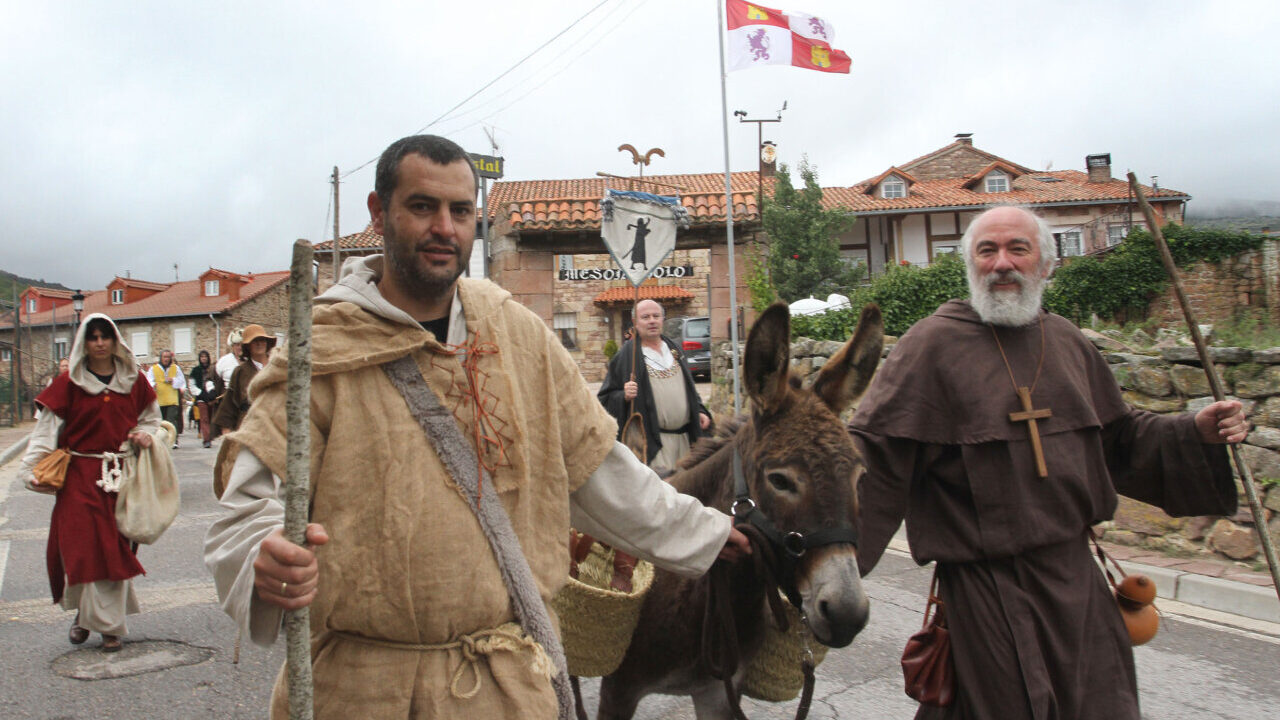 Participantes en una festividad medieval en un pueblo de Palencia
