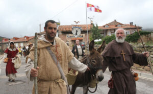 Participantes en una festividad medieval en un pueblo de Palencia