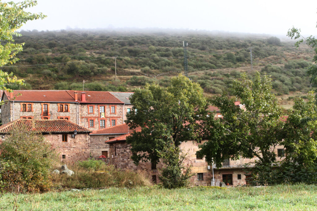Vista de tres pueblos palentinos en un paisaje natural