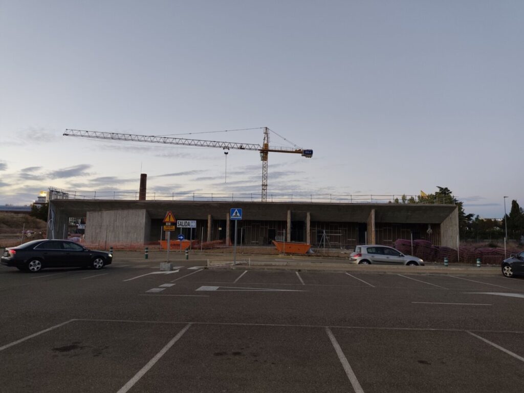 Construcción de la Unidad Satélite de Radioterapia en Palencia con grúa y vehículos