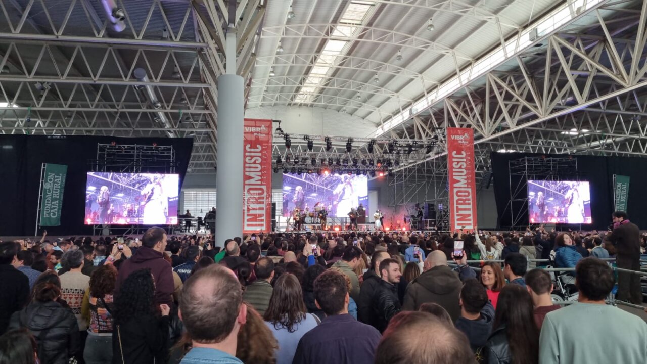 Multitud disfrutando del Intro Music Festival en Valladolid