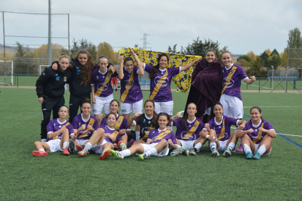 Jugadoras del Palencia Fútbol Femenino celebrando su victoria en el campo
