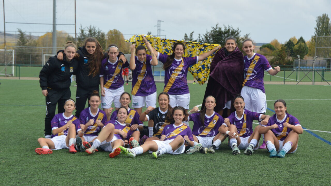 Jugadoras del Palencia Fútbol Femenino celebrando su victoria en el campo