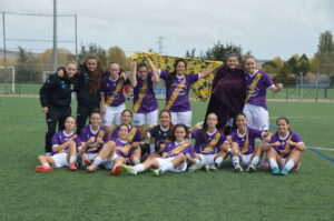 Jugadoras del Palencia Fútbol Femenino celebrando su victoria en el campo