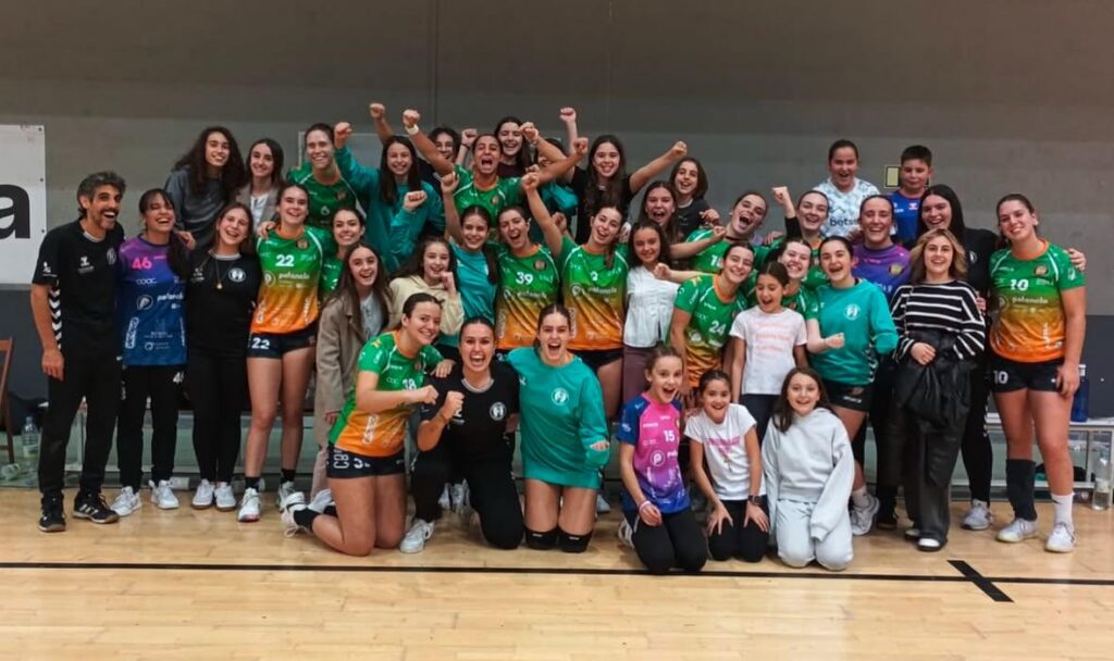 Jugadoras del Palencia Turismo celebrando su victoria en balonmano