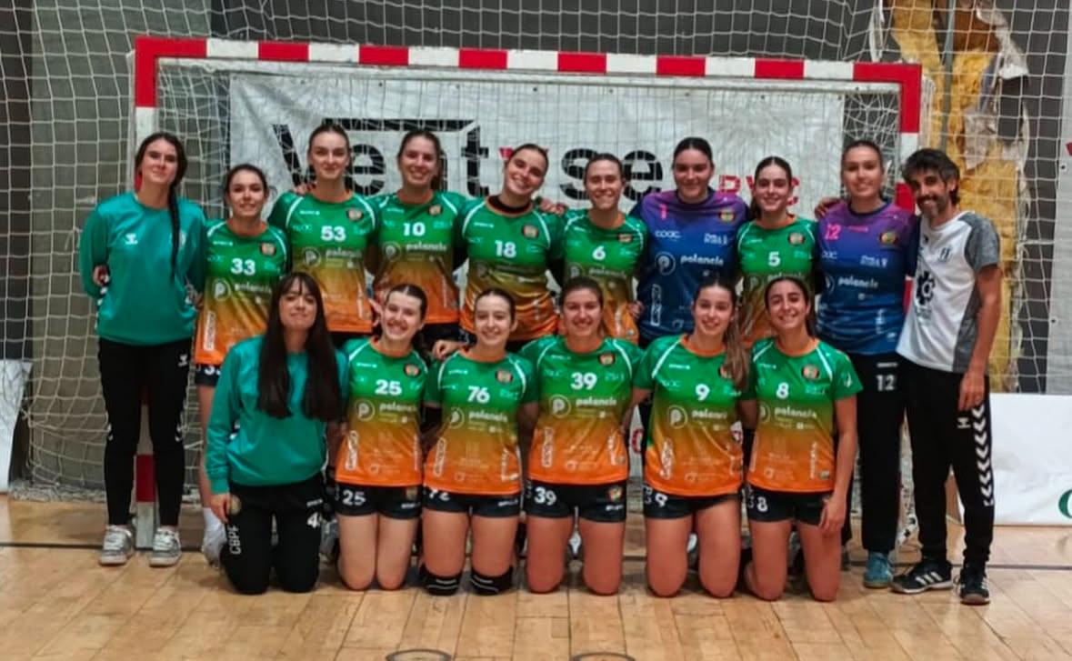 Equipo de balonmano Palencia Turismo posando tras la victoria