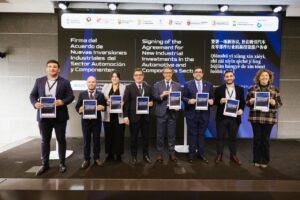 Representantes en la firma del acuerdo de inversiones en automoción