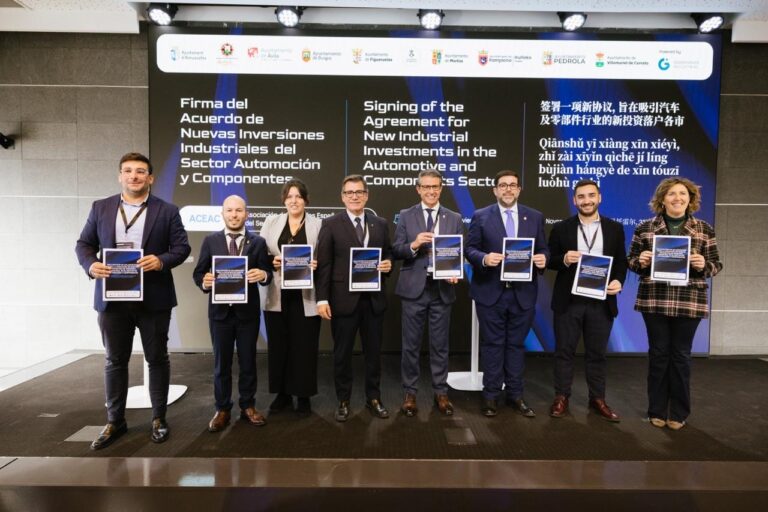 Representantes en la firma del acuerdo de inversiones en automoción
