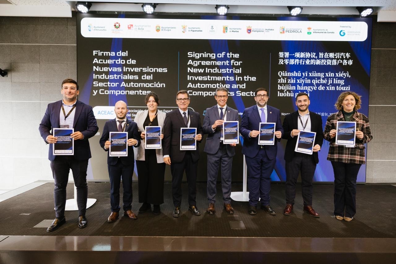 Representantes en la firma del acuerdo de inversiones en automoción