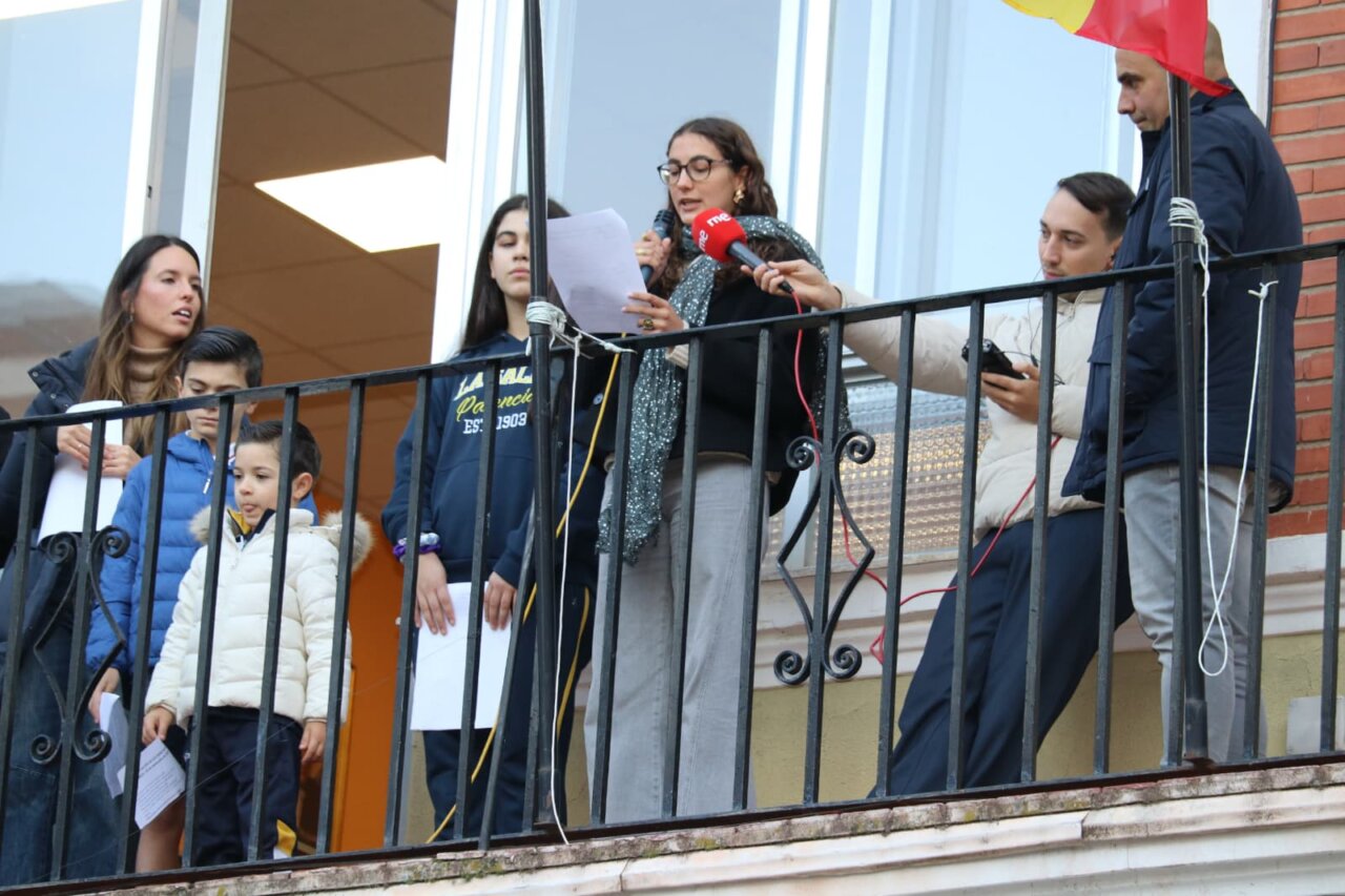 Grupo de personas en un balcón durante un evento