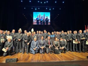 Grupo de policías homenajeados en la XXI Gala de Medallas al Mérito Policial