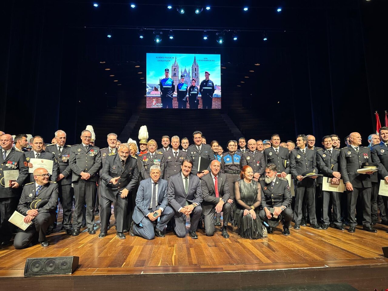 Grupo de policías homenajeados en la XXI Gala de Medallas al Mérito Policial