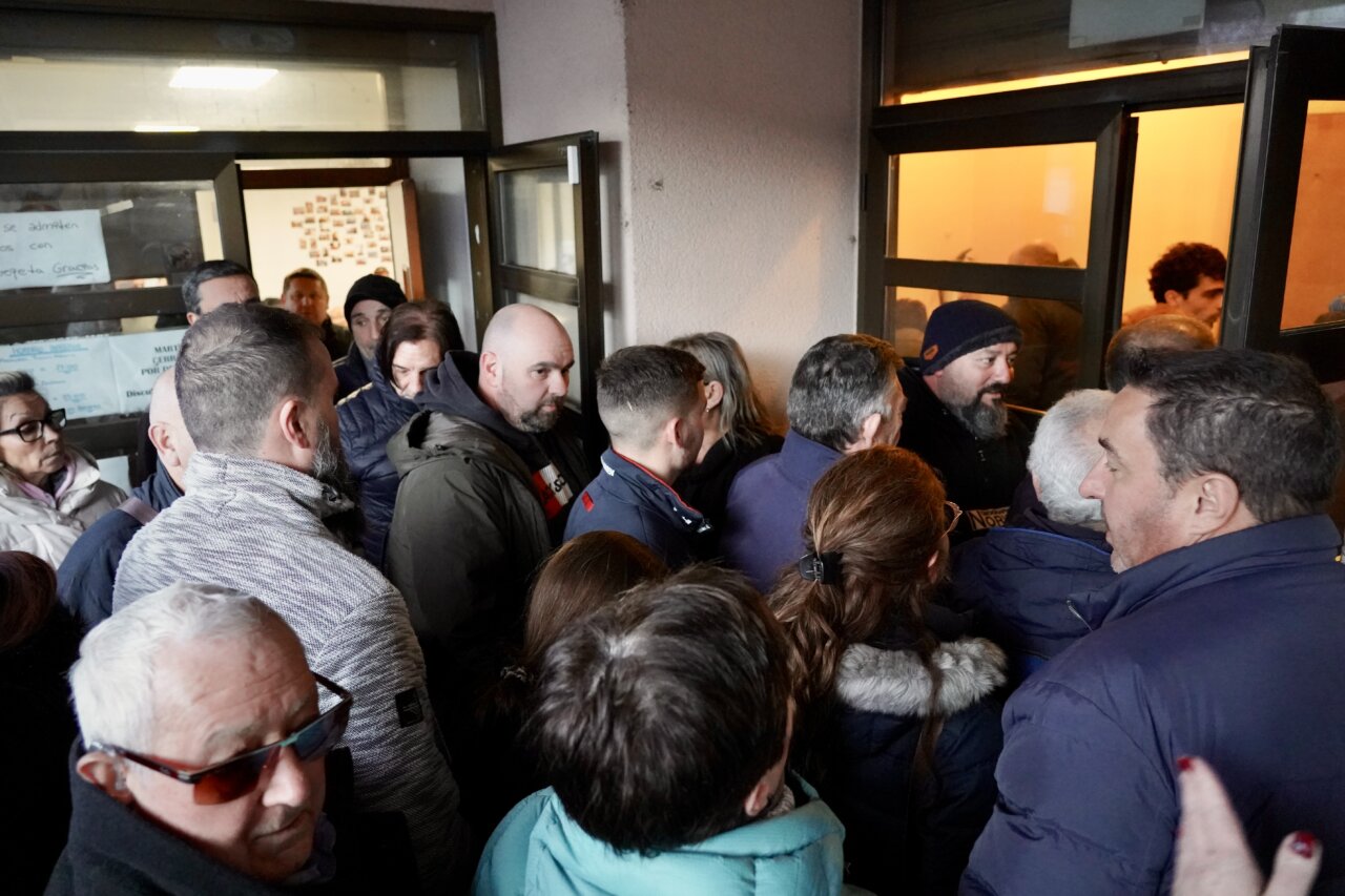 Grupo de vecinos de Villamanín esperando en la puerta