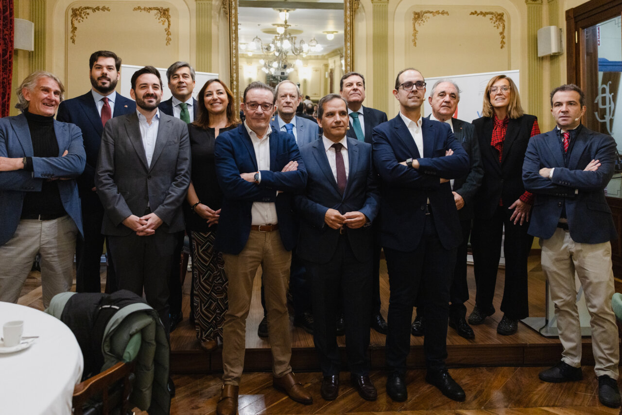 Grupo de empresarios en desayuno informativo sobre competitividad en Palencia