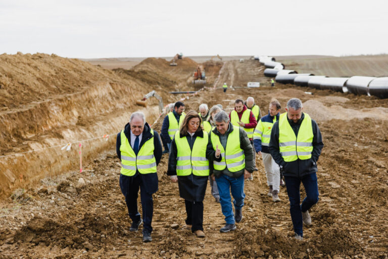 Visita de autoridades a obras de modernización de regadío en Palencia