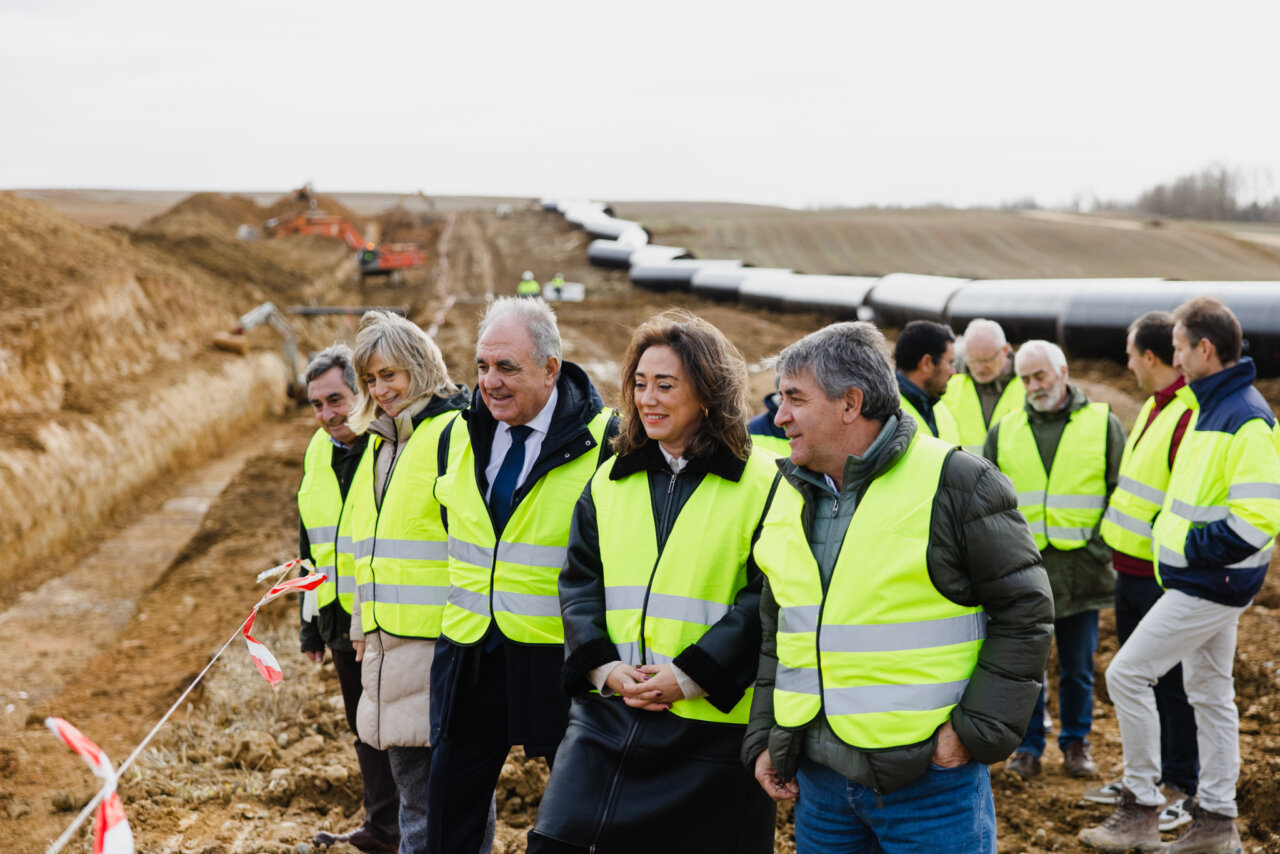 Visita de autoridades a obras de modernización de regadío en Palencia