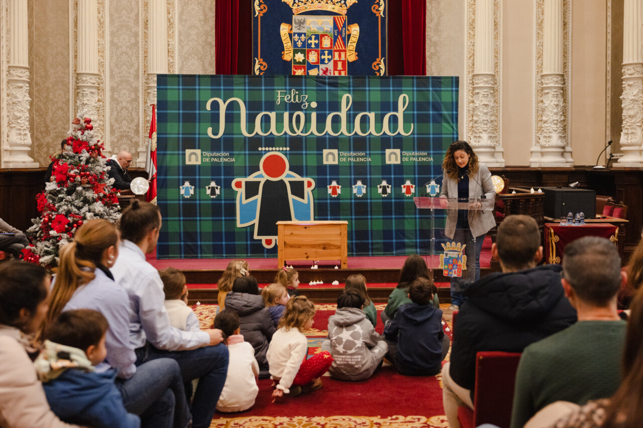 Evento navideño en la Diputación de Palencia con niños y decoraciones festivas.