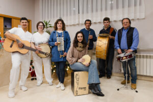 Grupo de músicos en una residencia de mayores durante un evento navideño