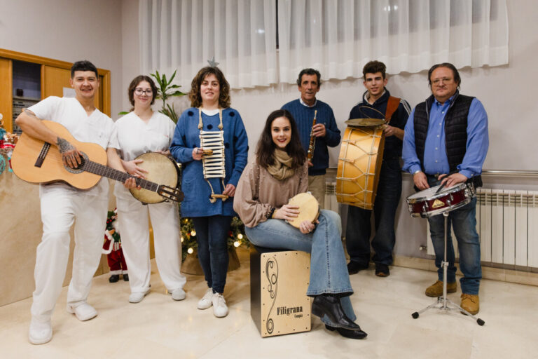 Grupo de músicos en una residencia de mayores durante un evento navideño