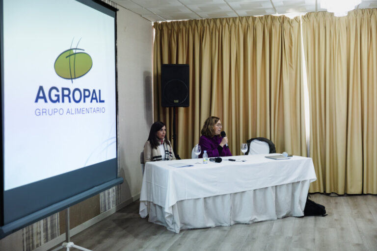 Dos mujeres en una mesa durante la jornada técnica de Agropal sobre ovino y caprino