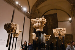 Réplicas de capiteles románicos en el Bosque Románico de Aguilar de Campoo