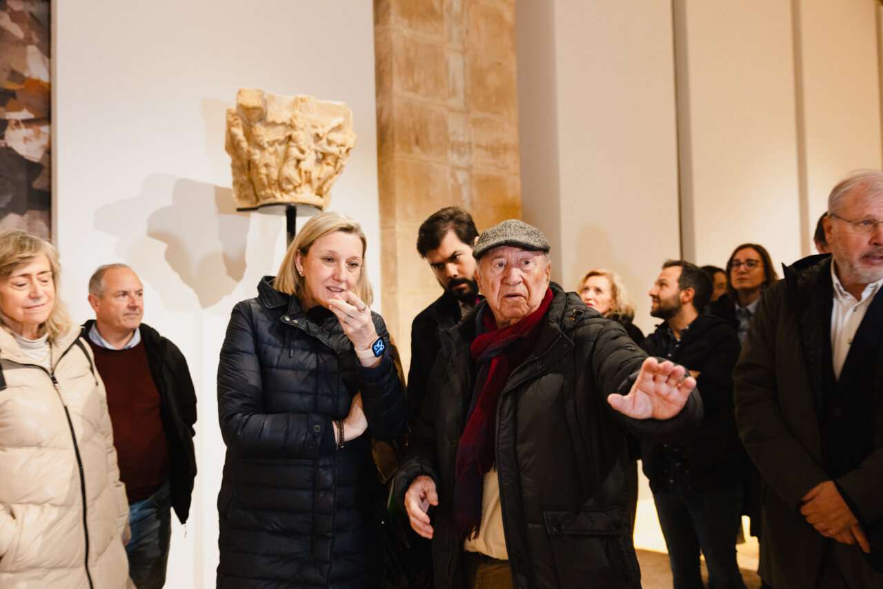 Inauguración del Bosque Románico en Palencia con asistentes y capiteles