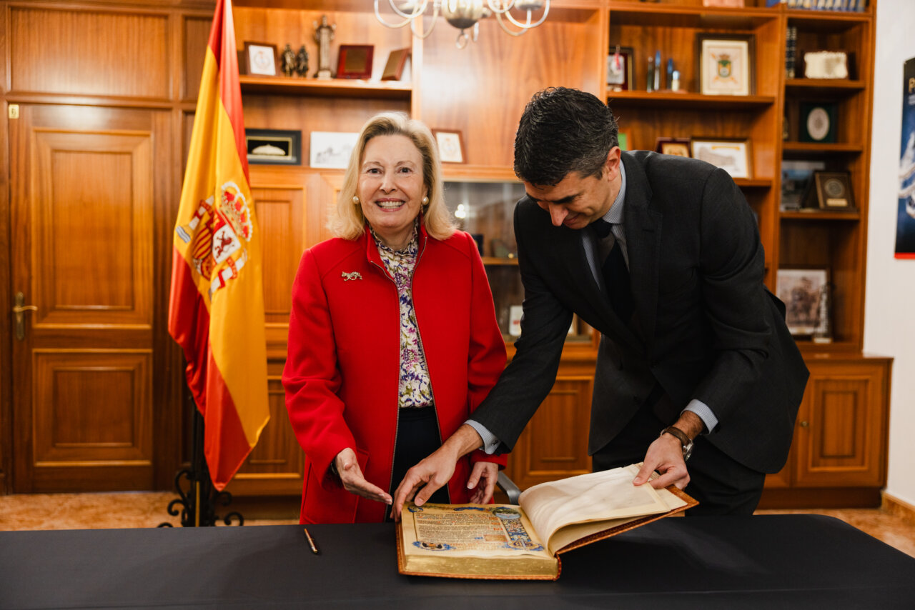 Firma de acuerdo entre Defensa y Nammo Palencia en oficina